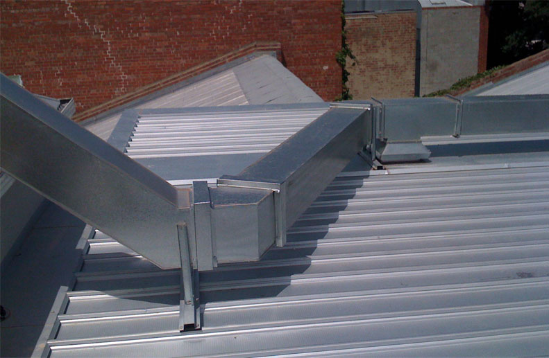 A Fujtisu 3 phase ducted reverse cycle air conditioner was installed into an Art Gallery and required external sheet metal ducting to supply the flat roof section at rear.