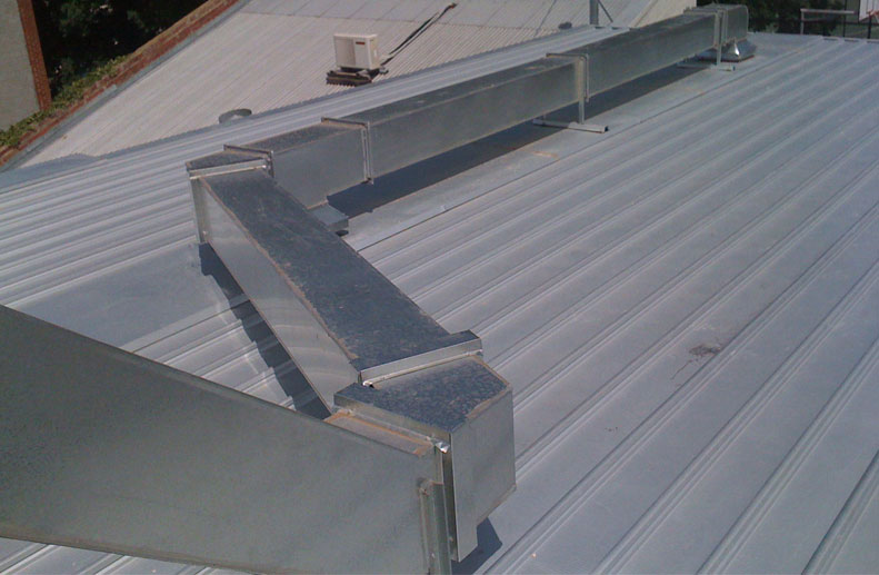 A Fujtisu 3 phase ducted reverse cycle air conditioner was installed into an Art Gallery and required external sheet metal ducting to supply the flat roof section at rear.
